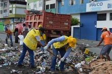 La Emru realiza nueva jornada de limpieza y recolecci&oacute;n de basuras en el &aacute;rea de renovaci&oacute;n urbana.  