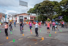 El &lsquo;Circuito Deportivo&rsquo; de la calle 9 llen&oacute; de vida a las familias cale&ntilde;as