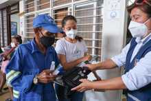 &iquest;C&oacute;mo se comporta la covid&ndash;19 cuando aparecen contagiados en las empresas y el sector informal?