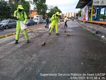 Con escobas, palas y maquinaria, Cali recupera la movilidad en la Carrera 1&ordf;
