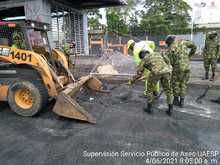 Con escobas, palas y maquinaria, Cali recupera la movilidad en la Carrera 1&ordf;