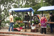 Con los mercados campesinos se rescatan la cultura rural y la econom&iacute;a de los cale&ntilde;os
