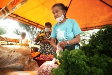 Con los mercados campesinos se rescatan la cultura rural y la econom&iacute;a de los cale&ntilde;os