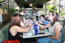 Disfrutar con la familia y amigos tambi&eacute;n dinamiza la econom&iacute;a cale&ntilde;a