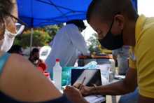 Conductores de servicio p&uacute;blico acudieron a jornada especial de vacunaci&oacute;n contra la covid-19