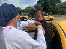 Conductores de servicio p&uacute;blico acudieron a jornada especial de vacunaci&oacute;n contra la covid-19