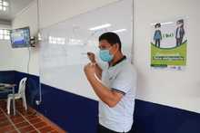 M&aacute;s de 300 estudiantes de la comuna 8 regresaron a las aulas de clase