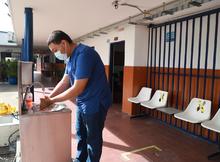 M&aacute;s de 300 estudiantes de la comuna 8 regresaron a las aulas de clase