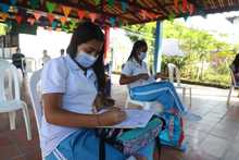 M&aacute;s de 300 estudiantes de la comuna 8 regresaron a las aulas de clase