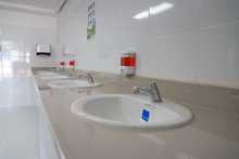 M&aacute;s de 300 estudiantes de la comuna 8 regresaron a las aulas de clase