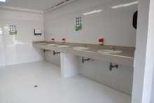 M&aacute;s de 300 estudiantes de la comuna 8 regresaron a las aulas de clase