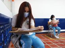 M&aacute;s de 300 estudiantes de la comuna 8 regresaron a las aulas de clase
