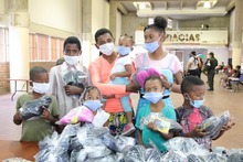 Ni&ntilde;as y ni&ntilde;os de la comuna 15 recibieron donaciones y compartieron una tarde llena de alegr&iacute;a