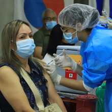 Cale&ntilde;os mayores de 40 a&ntilde;os ya est&aacute;n accediendo a la vacuna por la vida