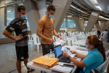 Guillermo De Amores, arquero titular del Deportivo Cali, recibi&oacute; el mi&eacute;rcoles (07.07.2021) la segunda dosis de la vacuna Pfizer contra el covid-19, en el megacentro del estadio ol&iacute;mpico Pascual Guerrero.