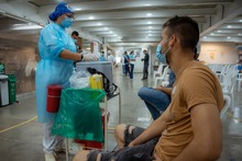 Guillermo De Amores, arquero titular del Deportivo Cali, recibi&oacute; el mi&eacute;rcoles (07.07.2021) la segunda dosis de la vacuna Pfizer contra el covid-19, en el megacentro del estadio ol&iacute;mpico Pascual Guerrero.