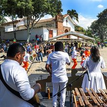 *Cantando a nuestra patria desde La Colina*