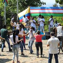 *Cantando a nuestra patria desde La Colina*