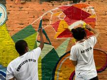 J&oacute;venes de la comuna 18 pintaron un regalo para Cali