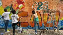 J&oacute;venes de la comuna 18 pintaron un regalo para Cali