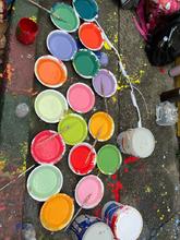 J&oacute;venes de la comuna 18 pintaron un regalo para Cali