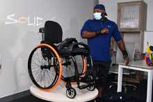 Mauricio Valencia recibi&oacute; silla de ruedas nueva para volar a Tokio 2021