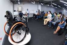 Mauricio Valencia recibi&oacute; silla de ruedas nueva para volar a Tokio 2021