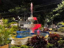 Los colores patrios vuelven a iluminar monumentos y fuentes de la ciudad  