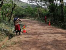 Con rocer&iacute;a, barrido de maleza y limpieza de cunetas tambi&eacute;n se impacta la zona rural