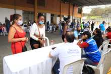 Con masiva participaci&oacute;n, Alcald&iacute;a acerc&oacute; su oferta institucional en Feria de Servicios de la comuna 21