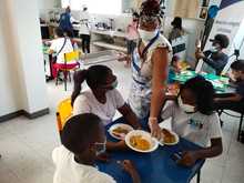 Fog&oacute;n de Le&ntilde;a, un espacio de gastronom&iacute;a t&iacute;pica del Pac&iacute;fico para la infancia v&iacute;ctima del conflicto