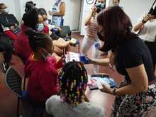 Fog&oacute;n de Le&ntilde;a, un espacio de gastronom&iacute;a t&iacute;pica del Pac&iacute;fico para la infancia v&iacute;ctima del conflicto