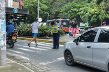 Agentes de tr&aacute;nsito regulando 