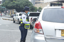 Agentes de tr&aacute;nsito regulando en v&iacute;a 