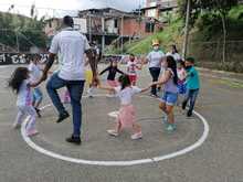Jugando se aprende con Cari&ntilde;o a la Calle