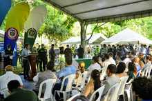 Con el ministro de Defensa, se activaron frentes de seguridad en la Comuna 17 y con el gremio de taxistas