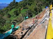 Avanza la construcci&oacute;n de pozos de contenci&oacute;n en la v&iacute;a a El Saladito 