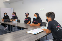 Estudiantes cale&ntilde;os desarrollan soluciones innovadoras para transformar sus entornos escolares