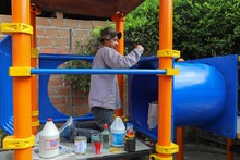 Brochas, pintura y manos a la obra en la sede educativa Rep&uacute;blica de Brasil en Alto Menga