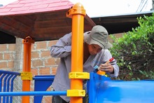 Brochas, pintura y manos a la obra en la sede educativa Rep&uacute;blica de Brasil en Alto Menga