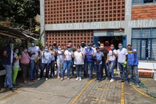 Brochas, pintura y manos a la obra en la sede educativa Rep&uacute;blica de Brasil en Alto Menga