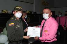 40 taxistas en Cali se grad&uacute;an como promotores de convivencia y seguridad ciudadana