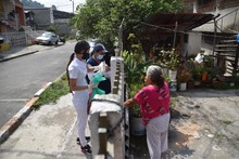 Vacunaci&oacute;n a domicilio lleg&oacute; hasta la comuna 1