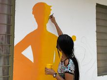 Mediante arte urbano, en la comuna 13 se promueve el f&uacute;tbol en paz