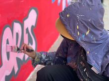 Mediante arte urbano, en la comuna 13 se promueve el f&uacute;tbol en paz