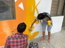 Mediante arte urbano, en la comuna 13 se promueve el f&uacute;tbol en paz