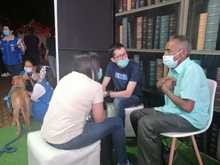 Libros humanos motivan la asistencia masiva al stand de Bienestar, en la Feria Internacional del Libro