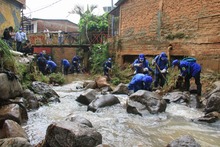 Labores de limpieza a quebradas de la comuna 20 