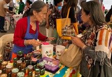 Los &lsquo;Mercados Campesinos&rsquo; contin&uacute;an llenando de salud y bienestar a cale&ntilde;os y cale&ntilde;as