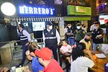 Con robustos dispositivos de seguridad contin&uacute;an controles durante celebraci&oacute;n de Halloween